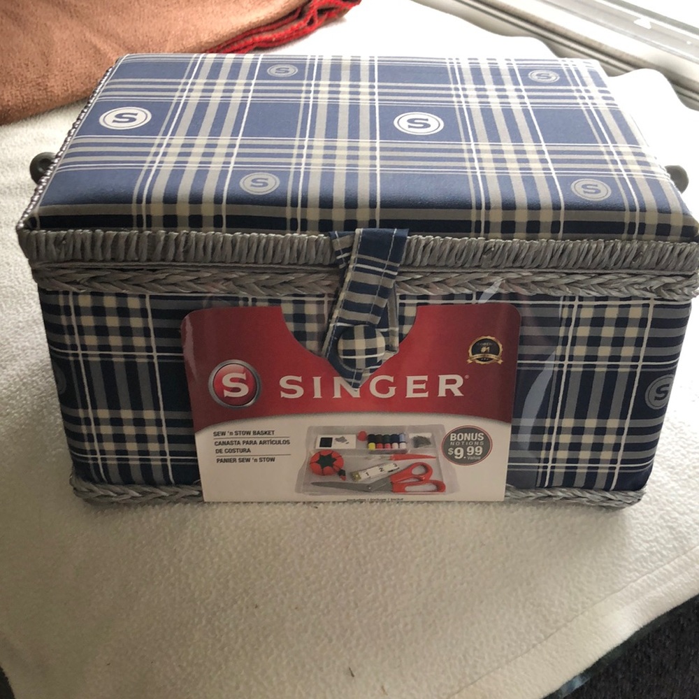 Singer sew ‘n tow basket with classic “s” design